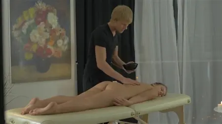 Красотка во время эротического массажа решается и на секс