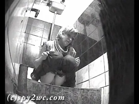 Скрытая камера в туалете ночного клуба снимает как бабы ссут